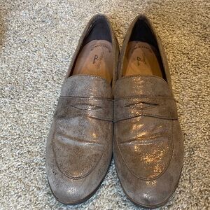 EUC Clark’s metallic tan loafers